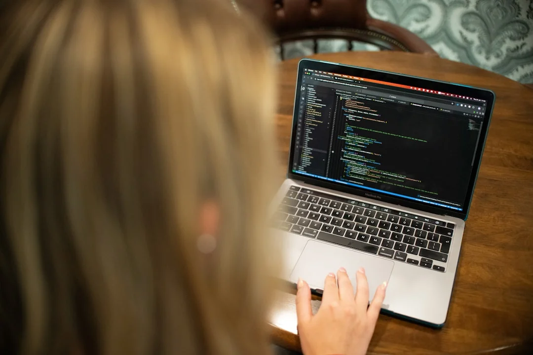 Un espace de travail élégant avec un ordinateur portable et des écrans affichant un logiciel de design.