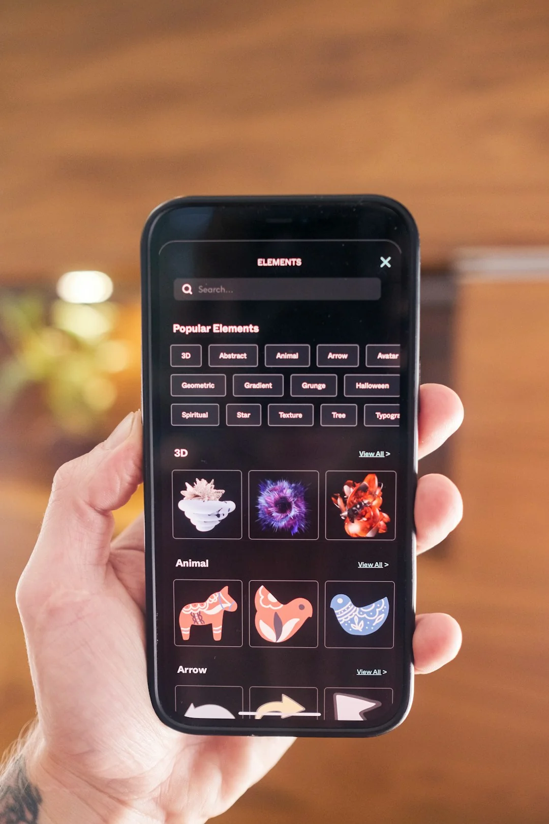 Gros plan sur des mains interagissant avec un site d’achat sur l’écran d’un ordinateur portable, en intérieur.